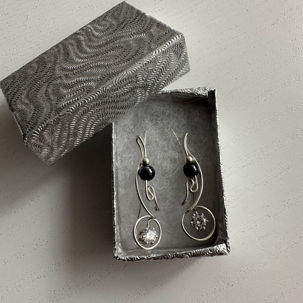 Silver earrings with diamond